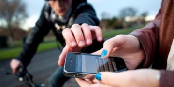 Правоохоронці затримали псевдополіцейського, який забирав у малолітніх тернополян телефони