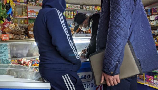 Штрафи не лякають : у Тернополі продовжують продавати алкоголь у нічний час