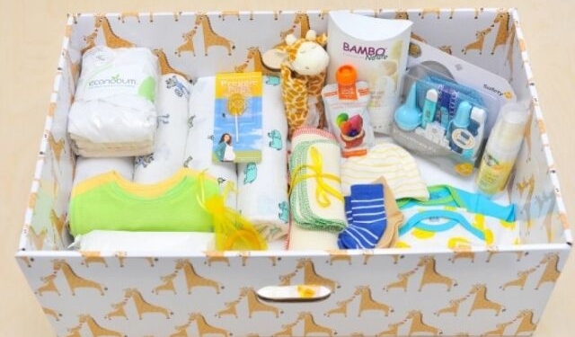 Старі бейбі-бокси закінчилися, а нових не привозять: коли на Тернопіллі відновлять постачання “пакунків малюка”?