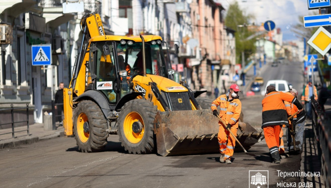 У Тернополі продовжують капітальні ремонтні роботи прибудинкових територій