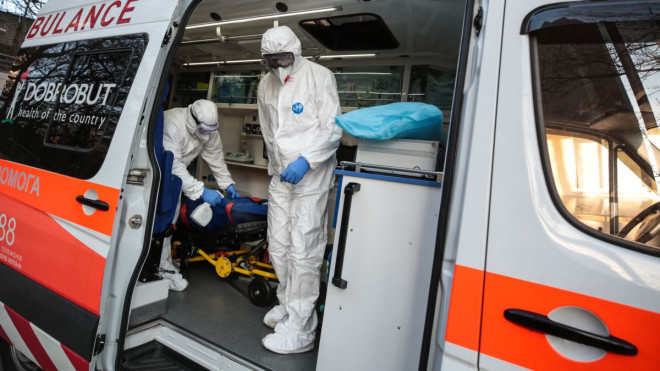 «Де наші підвищені зарплати?», – працівники екстреної медичної допомоги не отримали обіцяних державою 300% доплати і вийшли на протест