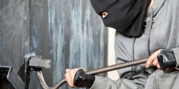 Серед білого дня: у Тернополі на “гарячому” затримали дачних злодіїв