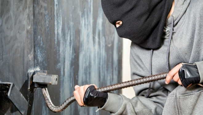 Серед білого дня: у Тернополі на “гарячому” затримали дачних злодіїв