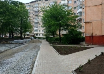 У Тернополі на вул. 15 квітня, 1 триває капітальний ремонт двору