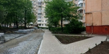 У Тернополі на вул. 15 квітня, 1 триває капітальний ремонт двору