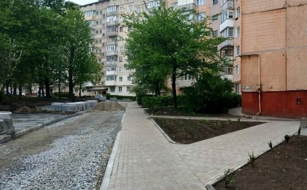 У Тернополі на вул. 15 квітня, 1 триває капітальний ремонт двору