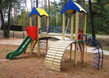 На Тернопільщині прокурори перевіряють безпеку районних дитячих майданчиків