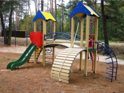 На Тернопільщині прокурори перевіряють безпеку районних дитячих майданчиків