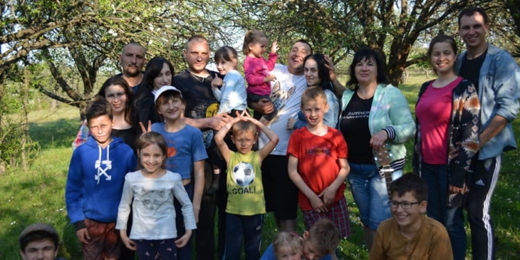 Подружжя з Тернопільщини виховує вісімнадцять дітей