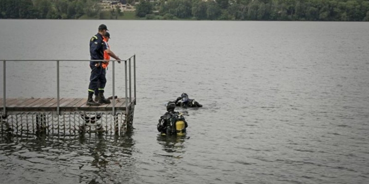 У Тернополі водолази розпочали роботи по очищенню ставу