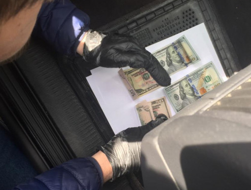 Тернопільські правоохоронці затримали керівника одного з підрозділів на вимаганні хабара