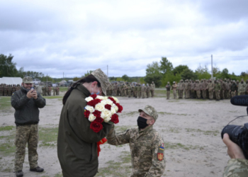 Кохання на військовій службі: тернопільський офіцер освідчився коханій