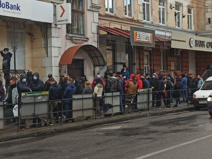 Сотні жителів Тернопільщини ще з 4:00 години ранку приходять під стіни банківської установи
