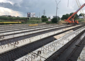 Ремонт тернопільського мосту триває: уже встановлено балкове перекриття