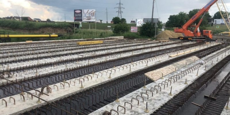 Ремонт тернопільського мосту триває: уже встановлено балкове перекриття