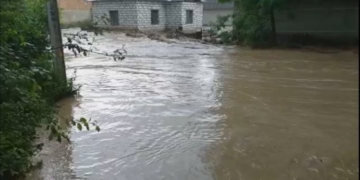 На Тернопільщині річка вийшла з берегів і затопила село