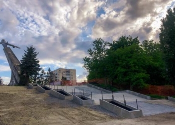 У тернопільському парку «Національного відродження» триває ремонт сходів біля пам’ятника «Літак»