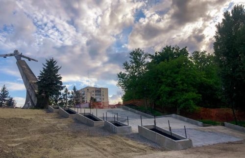 У тернопільському парку «Національного відродження» триває ремонт сходів біля пам’ятника «Літак»