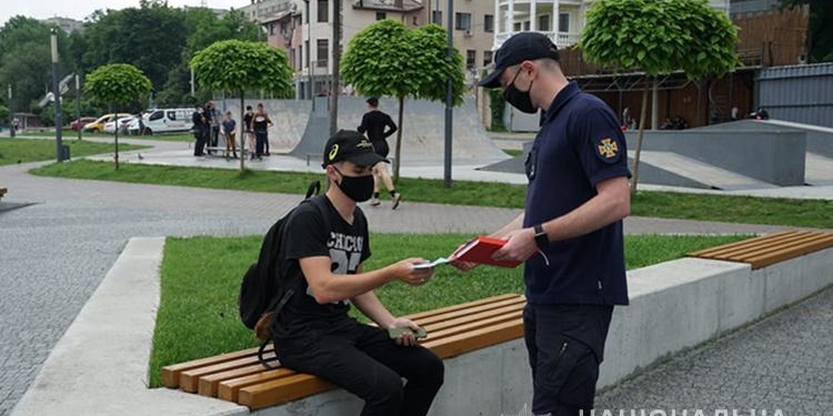 Тернопільські поліцейські попереджають неповнолітніх краян та їх батьків про небезпеку на воді