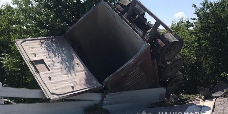 Кермувальник від отриманих травм помер ще до приїзду швидкої: відомі деталі смертельної ДТП (Відео)