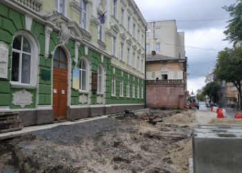 У Тернополі тривають ремонтні роботи біля Української гімназії