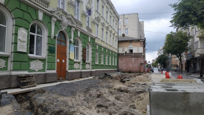 У Тернополі тривають ремонтні роботи біля Української гімназії