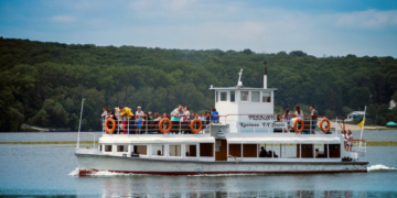 У Тернополі можна здійснити прогулянку на теплоході «Капітан Т.Г.Парій»