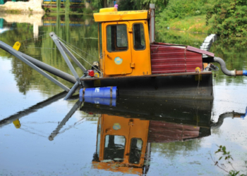 Продовжуються роботи з очистки водойми у тернопільському гідропарку «Топільче»