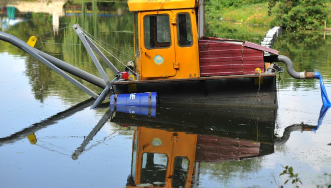 Продовжуються роботи з очистки водойми у тернопільському гідропарку «Топільче»