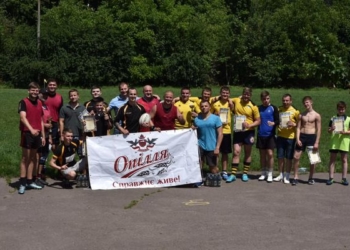 На полі одночасно дорослі та діти: «Опілля» підтримало унікальні змагання з тач-регбі у Тернополі