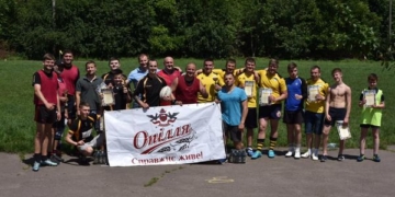 На полі одночасно дорослі та діти: «Опілля» підтримало унікальні змагання з тач-регбі у Тернополі