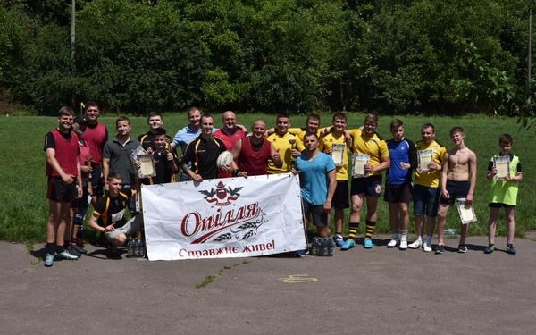 На полі одночасно дорослі та діти: «Опілля» підтримало унікальні змагання з тач-регбі у Тернополі