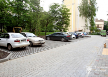 У Тернополі днями завершився капітальний ремонт прибудинкової території за адресою вул. О. Довженка, 11