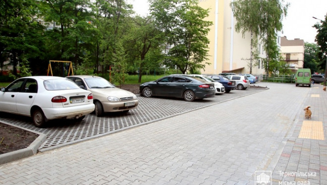 У Тернополі днями завершився капітальний ремонт прибудинкової території за адресою вул. О. Довженка, 11