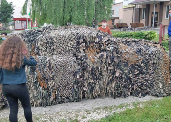 Тернопільські студенти-історики передали українським воїнам маскувальні сітки