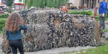 Тернопільські студенти-історики передали українським воїнам маскувальні сітки