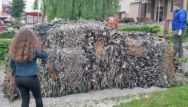 Тернопільські студенти-історики передали українським воїнам маскувальні сітки