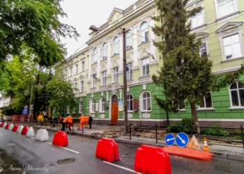 У Тернополі розпочали ремонт головного входу Тернопільської Української гімназії ім. І. Франка