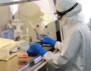 У Тернополі передають областому лабораторному центру сучасну систему ПЛР для тестування містян