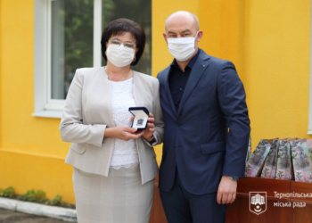 На передовій у боротьбі з вірусом: у Тернополі привітали медиків