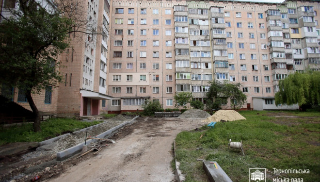 У Тернополі продовжують ремонтувати двори на проспекті Злуки