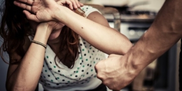 Терпіла постійні побої та знущання: на Тернопільщині чоловік систематично б’є кохану