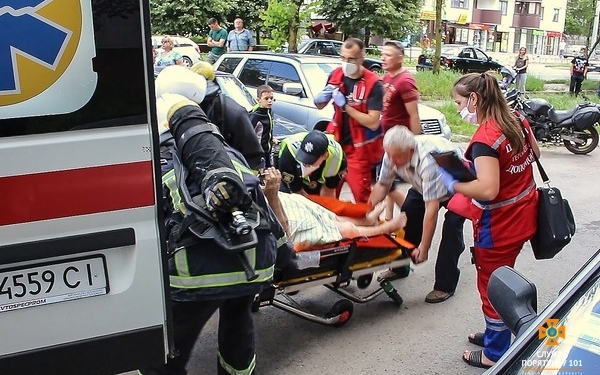 Тернопільські рятувальники із задимлення врятували жінку похилого віку