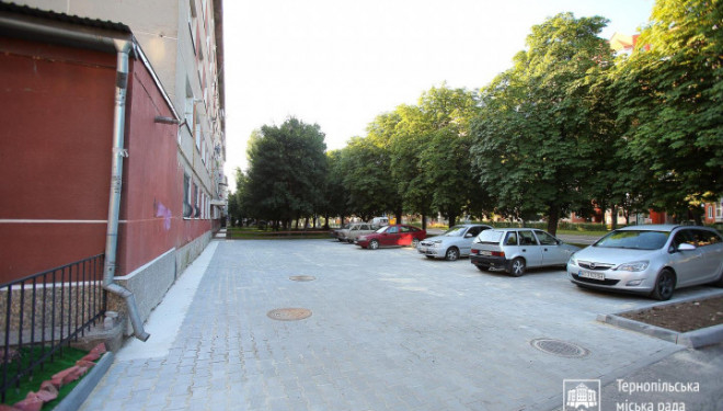 Ще один двір у Тернополі буде, як новенький: на проспекті Злуки, 15 оновили проїжджу та пішохідну частини двору