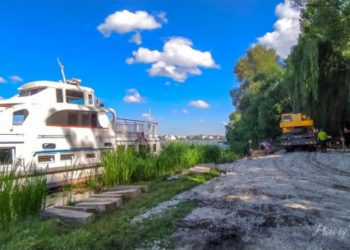 У Тернополі ремонтують теплохід (фотофакт)