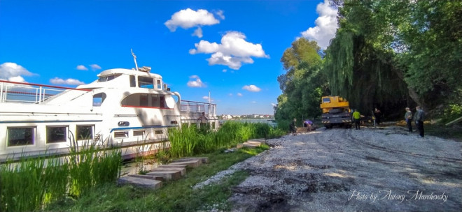 Тернопільський теплохід підняли на берег