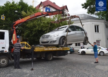 У Тернополі розпочали евакуйовувати авто, які суттєво перешкоджають руху транспорту чи пішоходів