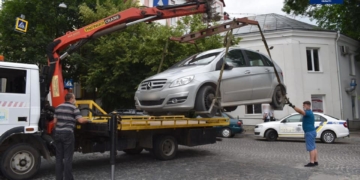У Тернополі розпочали евакуйовувати авто, які суттєво перешкоджають руху транспорту чи пішоходів