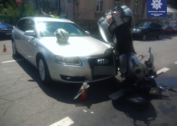У Тернополі на центральній дорозі аварія за участю автомобіля та мотоцикла