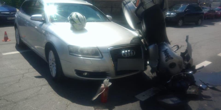 У Тернополі на центральній дорозі аварія за участю автомобіля та мотоцикла